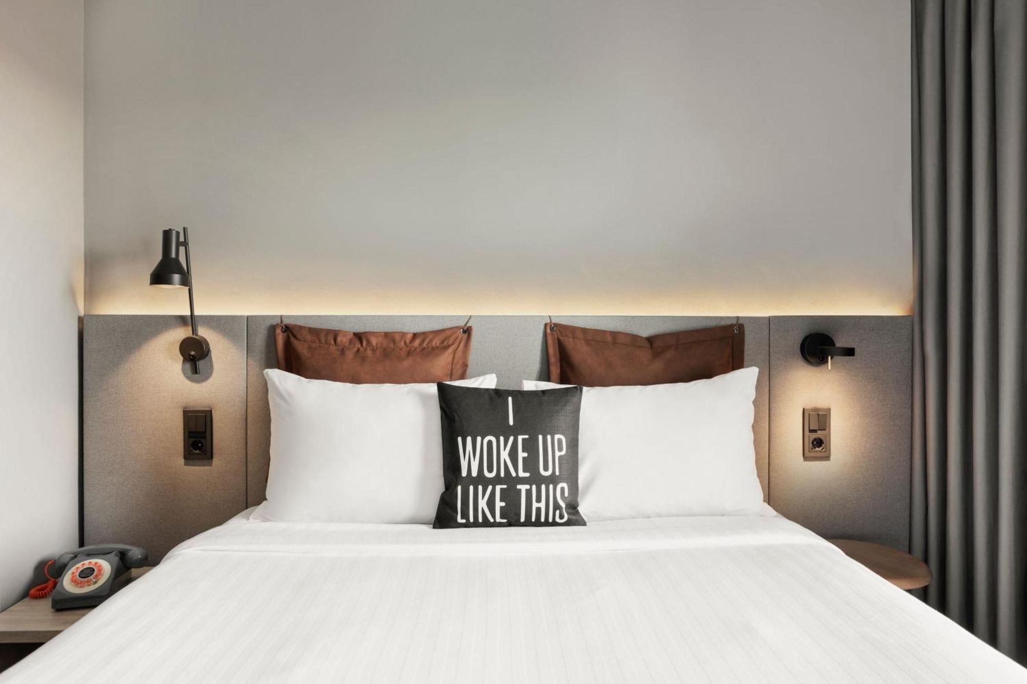 Moxy Queen Room with Balcony,1616418342:JPEG