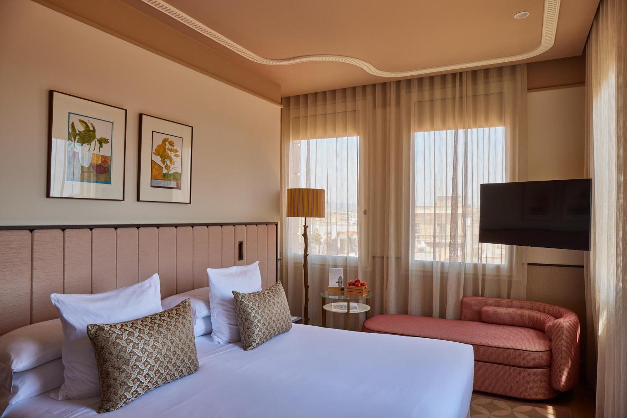Deluxe Corner Room